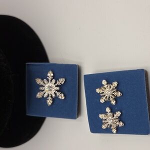 AVON 2005 Shimmering Snowflake Tac Pin And Earrings. In Box